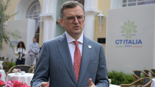 Le ministre ukrainien des Affaires étrangères, Dmytro Kuleba, s'adressant à la presse en marge de la réunion des ministres des Affaires étrangères du G7, sur la petite île de Capri, le 18 avril 2024.
