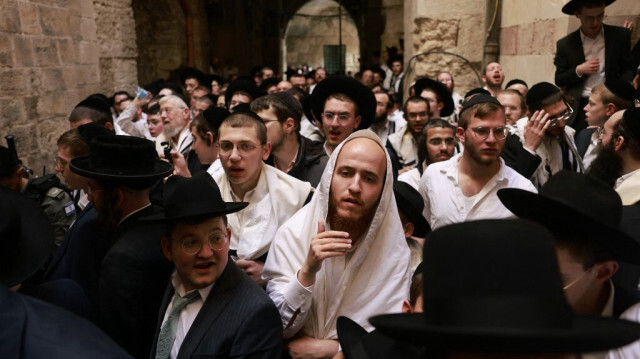 Des hommes juifs visitent les portes du complexe de la mosquée Al-Aqsa, connu sous le nom de Mont du Temple pour les juifs, pendant la Pâque dans la vieille ville de Jérusalem, le 25 avril 2024.