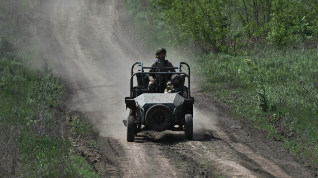 Des militaires ukrainiens de la 22e brigade conduisent un buggy sur une route près de Chasiv Yar, dans la région de Donetsk, le 27 avril 2024.