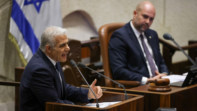 Yair Lapid, ancien Premier ministre et chef du principal parti d'opposition "Yesh Atid", lors d'une session à la Knesset à Jérusalem-Ouest, le 24 juillet 2023.