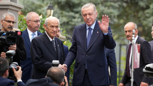 Bahçeli, Erdoğan'ı kapıda karşıladı.

