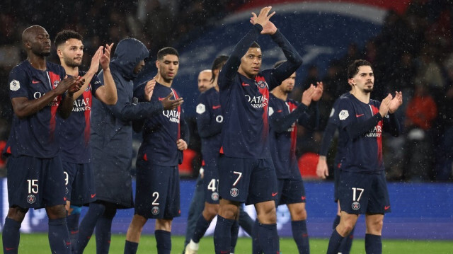 Les joueurs du PSG applaudissent les supporters à la fin du match de football de la Ligue 1 entre leur équipe et Le Havre AC, au Parc des Princes, le 27 avril 2024.