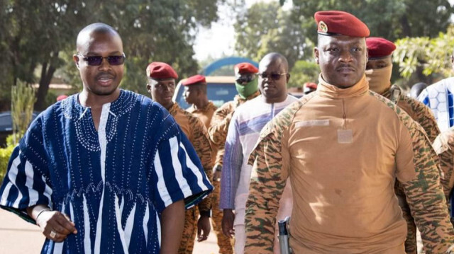 De droite à gauche: Ibrahim Traoré, Président de la transition militaire du Burkina et Jean Emmanuel Ouédraogo, ministre de la communication et porte-parole du gouvernement.