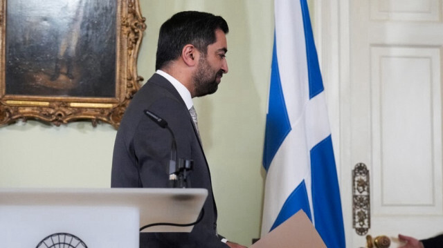 Le Premier ministre d'Écosse, Humza Yousaf quitte son poste après avoir annoncé sa démission lors d'une déclaration à Bute House, à Édimbourg, le 29 avril 2024. 