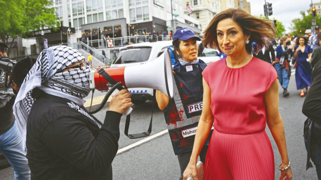 Göstericiler Bıden'ın yemeğine katılan gazeteci ve siyasileri böyle protesto etti.