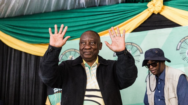 Le président du Congrès national africain (ANC) et le président sud-africain Cyril Ramaphosa saluent les partisans de l'ANC lors d'une campagne électorale à Kwaximba, le 20 avril 2024. 