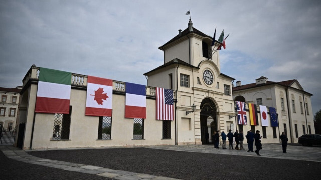 Les drapeaux nationaux des pays du G7 sont accrochés à l'entrée de la Reggia Reale (le Palais de Venaria), qui accueille le sommet G7 sur le climat, l'énergie et l'environnement, près de Turin, le 29 avril 2024.