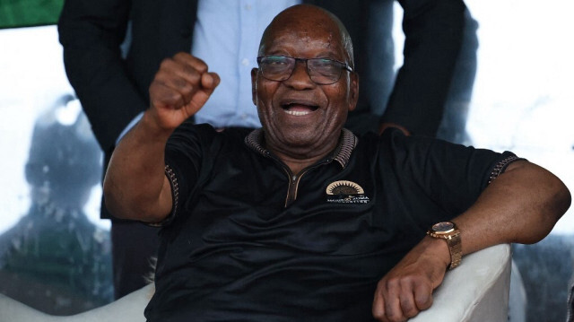L'ancien président sud-africain Jacob Zuma, membre du nouveau parti d'opposition uMkhonto we Sizwe (MK), scande un slogan lors d'un rassemblement électoral devant sa propriété à Nkandla, KwaZulu-Natal, le 25 avril 2024.