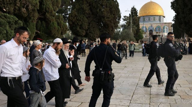 Colons israéliens envahissant l'esplanade de la mosquée Al-Aqsa, à Jérusalem, le 29 avril 2024.