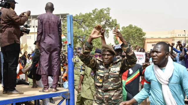 Le colonel Ibro Amadou (C), membre influent du régime militaire au pouvoir au Niger, réagit lors de son arrivée à une manifestation pour le départ immédiat des soldats de l'armée américaine déployés dans le nord du Niger à Niamey, le 13 avril 2024.