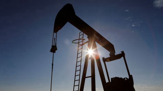أسعار النفط تهبط مع بداية تداولات الاثنين