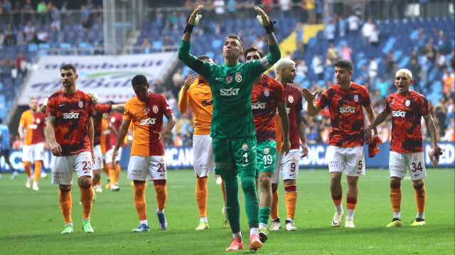 Muslera, le portier de Galatasaray, salue les supporters après le match de football comptant pour la 34e journée de championnat de première division turque entre Yukatel Adana Demirspor et Galatasaray, au Stade Yeni Adana d'Adana, le 26 avril 2024.