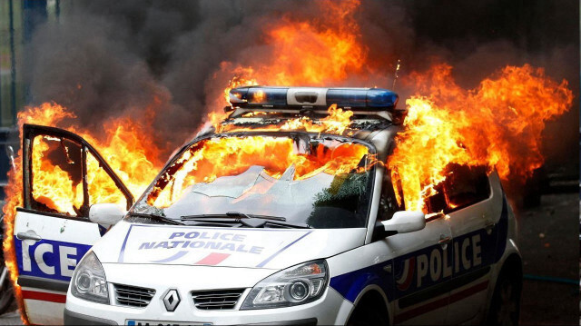 Selon la presse française, deux véhicules de la police municipale ont notamment été incendiés dans l'un des parkings fermés de la municipalité de Givors, le 29 avril 2024.