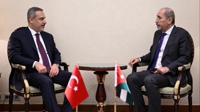 Le ministre des Affaires étrangères Hakan Fidan (G) et le ministre jordanien des Affaires étrangères Ayman Al-Safedi (D) à Riyad en Arabie saoudite, le 28 avril 2024.