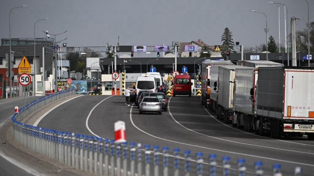Une file d'attente de voitures et de camions pour traverser la frontière polono-ukrainienne au point de passage de Medyka, dans la région des Basses-Carpates, au sud-est de la Pologne, le 30 mars 2024.