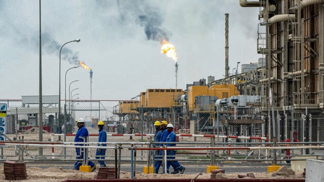 Des techniciens marchent dans l'usine de liquéfaction de gaz de la Basra Gas Company (BGC) à son siège dans la ville méridionale irakienne de Bassorah, le 13 décembre 2023.
