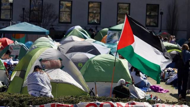 شخص مُوالٍ لإسرائيل يستفز مخيم التضامن مع غزة بجامعة كاليفورنيا