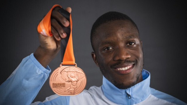 Letsile Tebogo du Botswana, médaillé de bronze au 200 m, pose pour des portraits lors d'une séance photo en studio en marge des Championnats du monde d'athlétisme à Budapest, le 26 août 2023. 