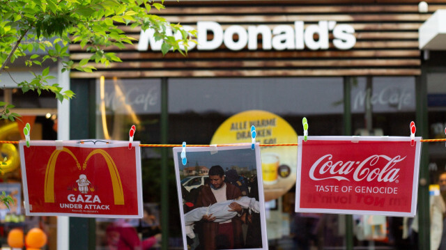 Un groupe de manifestants s'est rassemblé devant un McDonald's situé dans le centre ville de Rotterdam, portant des banderoles contre Israël et l'entreprise de restauration rapide, aux Pays-Bas, le 28 avril 2024.