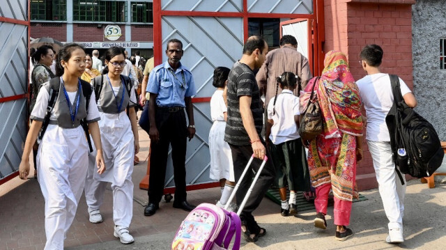 Des millions d'élèves sont retournés dans leurs écoles rouvertes à travers le Bangladesh le 28 avril 2024, malgré une vague de chaleur persistante qui a provoqué une ordonnance de fermeture des salles de classe à l'échelle nationale le week-end dernier.