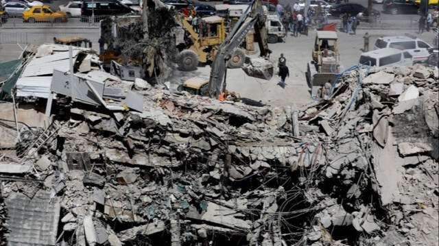 Des secouristes fouillent les décombres du bâtiment annexe de l'ambassade d'Iran au lendemain d'une attaque aérienne israélienne à Damas en Syrie, le 02 avril 2024.