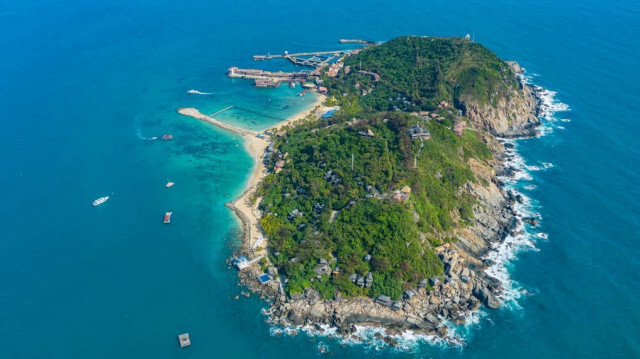 Huit personnes sont portées disparues après une collision entre un cargo et un bateau de pêche près de l'île de Hainan, en Chine.