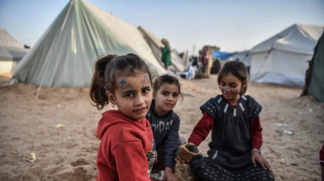 Палестинские дети в палаточном городке в Газе