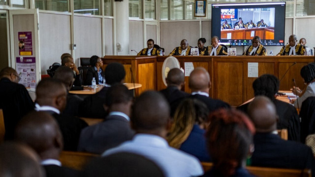 Le juge en chef adjoint de l'Ouganda et président de la Cour Buteera (C), avec d'autres cinq juges, rend un jugement sur les pétitions consolidées contestant la constitutionnalité de la loi anti-homosexualité à Kampala le 3 avril 2024. 