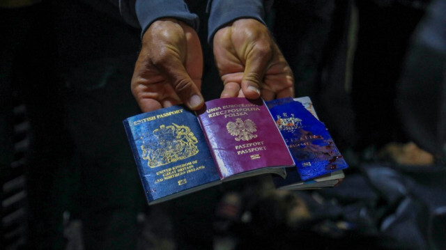 Les passeports britannique, polonais et australien des employés humanitaires de World Central Kitchen tués par les attaques israéliennes, à l'hôpital Al-Aqsa de Deir al-Balah, dans la Bande de Gaza, le 1er avril 2024.