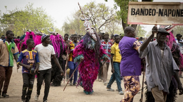 Des villageois portant des masques traditionnels défilent lors de Festimasq, le festival des masques, à Pouni, dans la province de Sanguie, au Burkina Faso, le 30 mars 2024. 