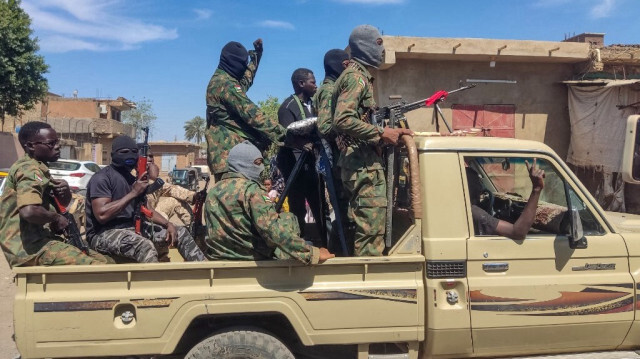 Des partisans de la résistance populaire armée soudanaise, qui soutient l'armée, montent sur des camions à Gedaref, dans l'est du Soudan, le 3 mars 2024, dans le cadre du conflit en cours au Soudan entre l'armée et les paramilitaires.