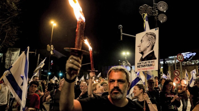 Des manifestants se rassemblent devant la résidence du Premier ministre israélien avec des pancartes et des torches à Jérusalem, le 02 avril 2024.