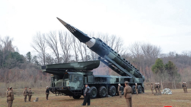 Le dirigeant nord-coréen Kim Jong Un inspectant le premier feu d'essai de Hwasongpho-16B, un nouveau missile balistique à combustible solide à gamme intermédiaire, dans la banlieue de Pyongyang en Corée du Nord, le 3 avril 2024.