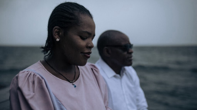 Rachel Sematumba (à gauche) et son père Onesphore Sematumba (à droite) sont assis devant le lac Kivu, qui marque la frontière entre la République démocratique du Congo et le Rwanda, à Goma, dans l'est de la RDC, le 2 avril 2024. 