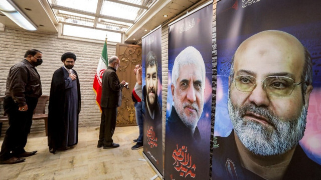 Des affiches représentant les victimes d'une frappe aérienne sur l'annexe consulaire du siège de l'ambassade iranienne à Damas sont exposées lors d'un service commémoratif dans les locaux de la capitale syrienne, le 3 avril 2024.