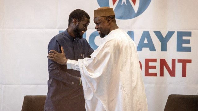 Le Président élu du Sénégal, Bassirou Diomaye Faye (à gauche) et son Premier ministre, Ousmane Sonko (à droite) lors d'une conférence de presse à Dakar, le 15 mars 2024.