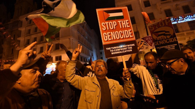 Des manifestants scandent des slogans et agitent le drapeau national palestinien en se réunissant pour exprimer leur soutien au peuple palestinien face aux attaques d'Israël dans la bande de Gaza, à Tunis, le 30 mars 2024.