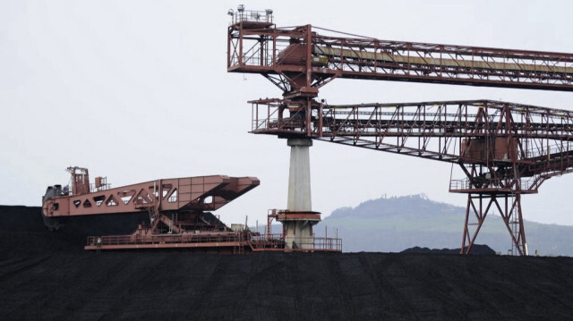 Stockage du charbon à la centrale thermique au charbon d'EDF à Blénod-les-Pont-à-Mousson, dans l'est de la France.