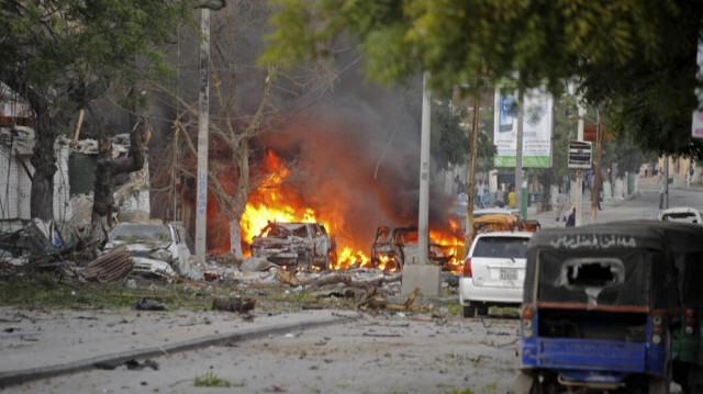 Cette photo prise le 1er juin 2016 montre une voiture en train de brûler après un attentat terroriste à l'hôtel Ambassado. 