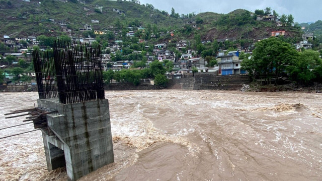 Une vue d'ensemble le la rivière Jhelum débordante après de fortes pluies à Muzaffarabad dans le Cachemire administré par le Pakistan le 29 avril 2024.