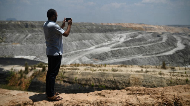 L'activiste Alok Shukla prenant des photos du site de la mine de charbon Parsa East Kente Basan (PEKB) dans le district de Surguja, dans l'État indien du Chhattisgarh, le 14 avril 2024.