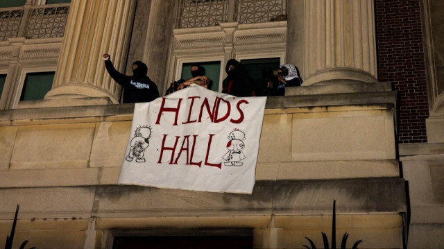 Des étudiants manifestant en soutien à la Palestine sur le campus de l'Université Columbia, brandissent une banderole au Hamilton Hall, en allusion à Hind Rajab, une fillette de 6 ans tuée par les forces israéliennes, à New York City, le mardi 30 avril 2024.