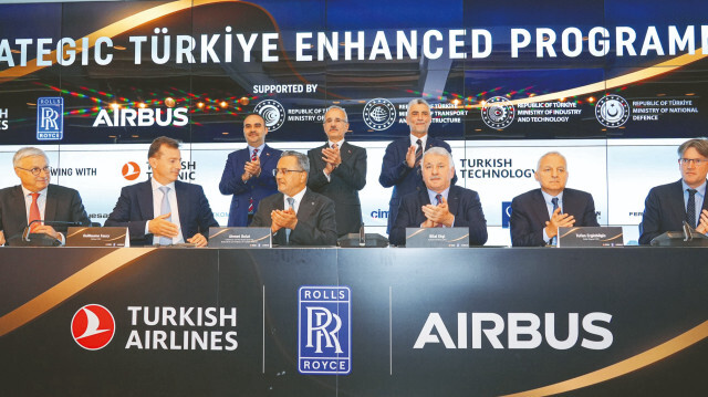 THY'nin uçak aldığı Airbus ve uçak motoru temin ettiği Rolls Royce firmalarıyla yaptığı üretim işbirliği için imzalar atıldı. 