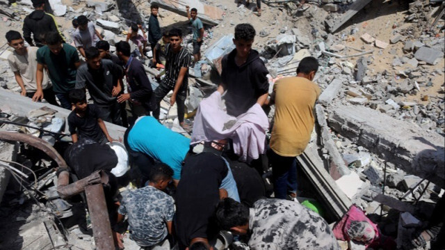 La Défense civile Palestinienne affirme que les corps se décomposent sous les décombres de centaines de bâtiments détruits dans la Bande de Gaza.