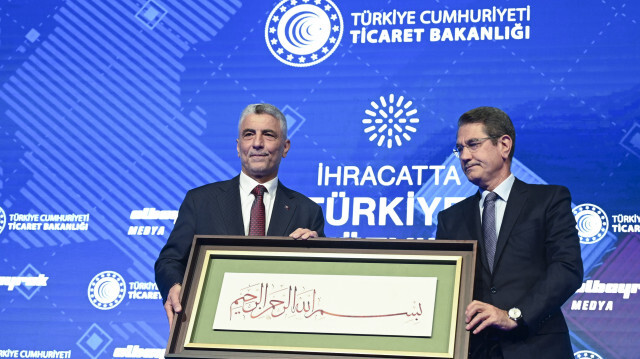 Nurettin Canikli (à droite), vice-président du conseil d'administration du groupe Albayrak, remet un cadeau au ministre du commerce, Ömer Bolat (à gauche), lors du "Sommet de l'exportation du siècle de la Türkiye" organisé par le groupe Albayrak au Centre des congrès d'Istanbul.