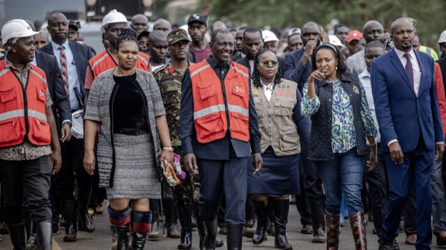 Le président du Kenya William Ruto (C) réagit lors d'une visite avec d'autres hauts fonctionnaires d'une zone remplie d'arbres endommagés, de boue et de débris transportés par l'eau à la suite d'inondations soudaines et de glissements de terrain à Mai Mahiu, le 30 avril 2024. 