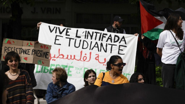 Des étudiants scandent des slogans et brandissent une banderole "Vive l'intifada étudiante" lors d'un rassemblement en soutien aux Palestiniens à l'université de la Sorbonne, à Paris, le 29 avril 2024. 