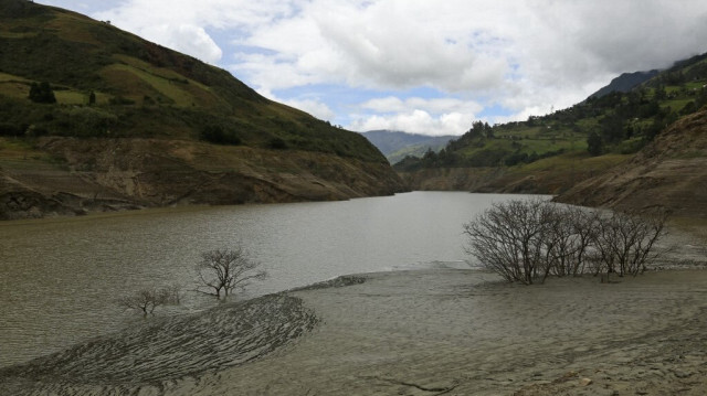 Vue de la sécheresse à la centrale hydroélectrique de Mazar à Las Palmas, Équateur, le 18 avril 2024.
