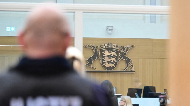 Un officier de justice devant la salle d'audience où neuf personnes soupçonnées d'avoir participé à un coup d'État se présentent à la barre du tribunal lors de la première série de procès à Stuttgart, dans le sud de l'Allemagne, le 29 avril 2024. 