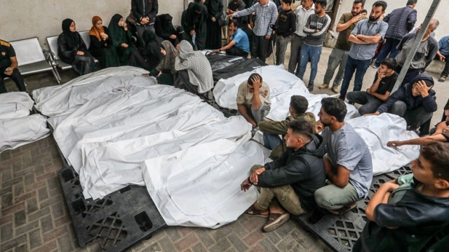 Les corps des Palestiniens qui ont perdu la vie à la suite d'une frappe aérienne israélienne à Rafah dans la Bande de Gaza, le 29 avril 2024.